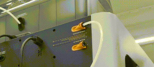 移除背部料管.gif