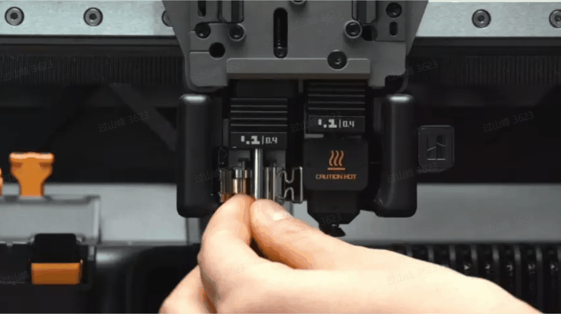 安装卡扣.gif