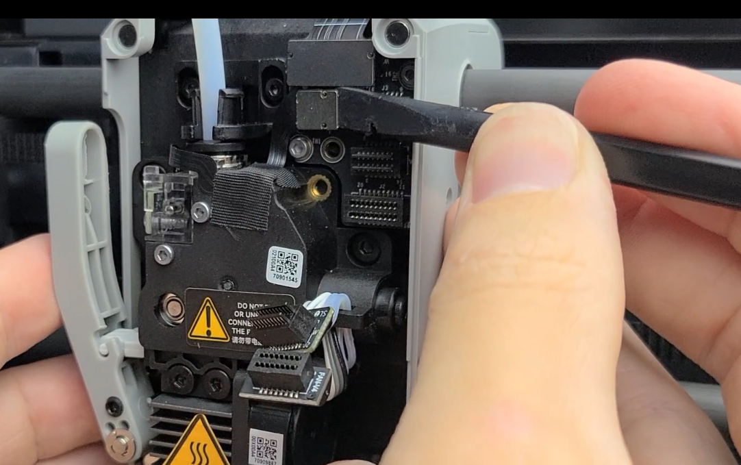 extruder_connection_board_connector_removal_1.png