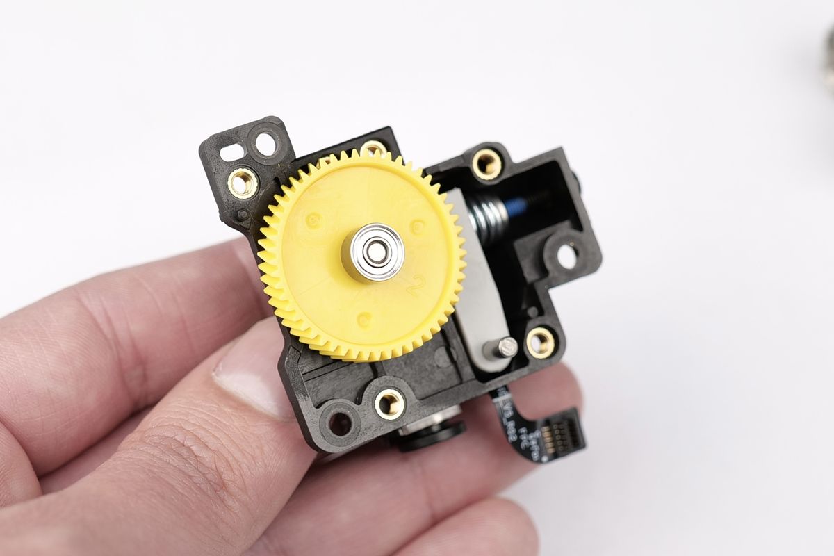 p1_extruder_reassembly_yellow_gear.jpg