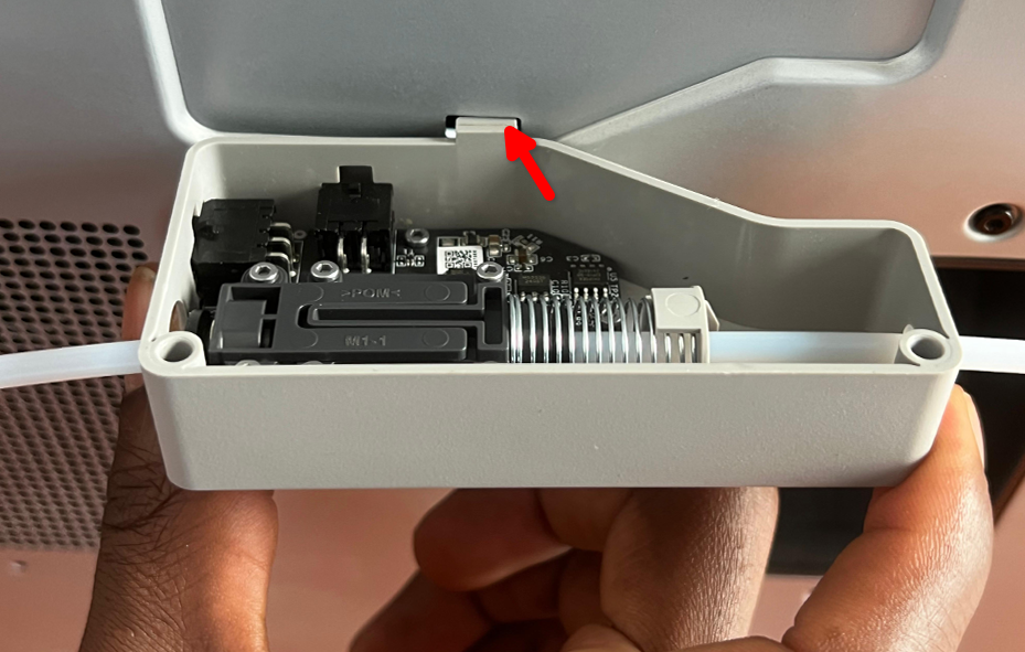 inserting-the-filament-buffer-to-the-slot.png
